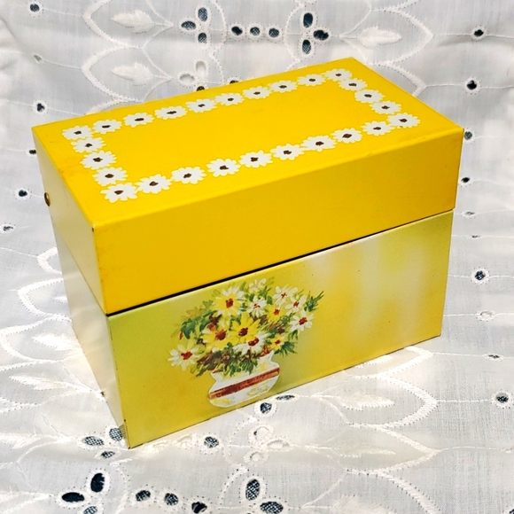 VTG Recipe Tin + Recipes Ohio Art USA Yellow Daisy Flower Bake Kitchen Storage - Picture 2 of 16